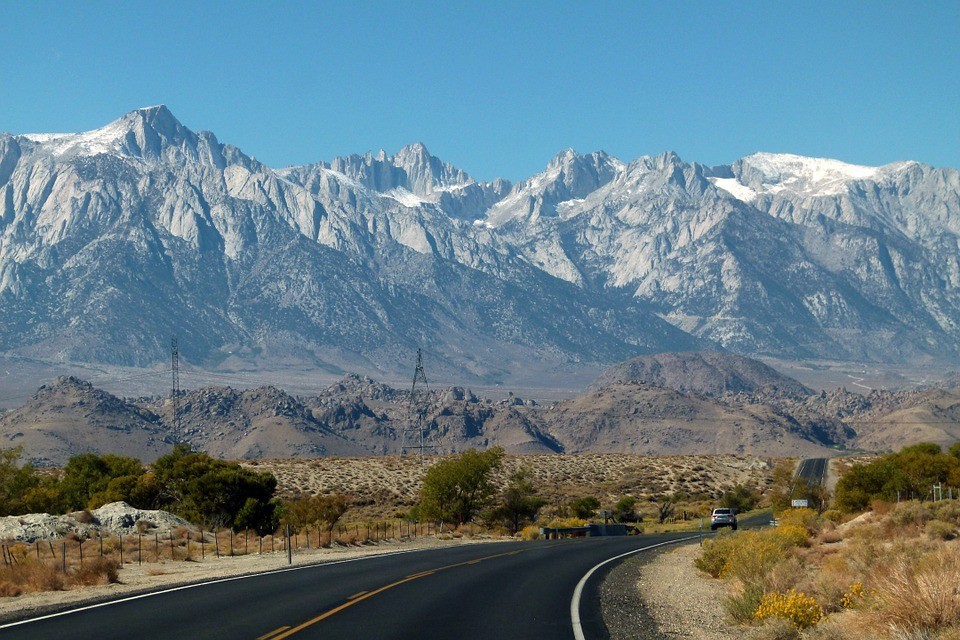 Vista de paisaje de montañas desde la carretera California